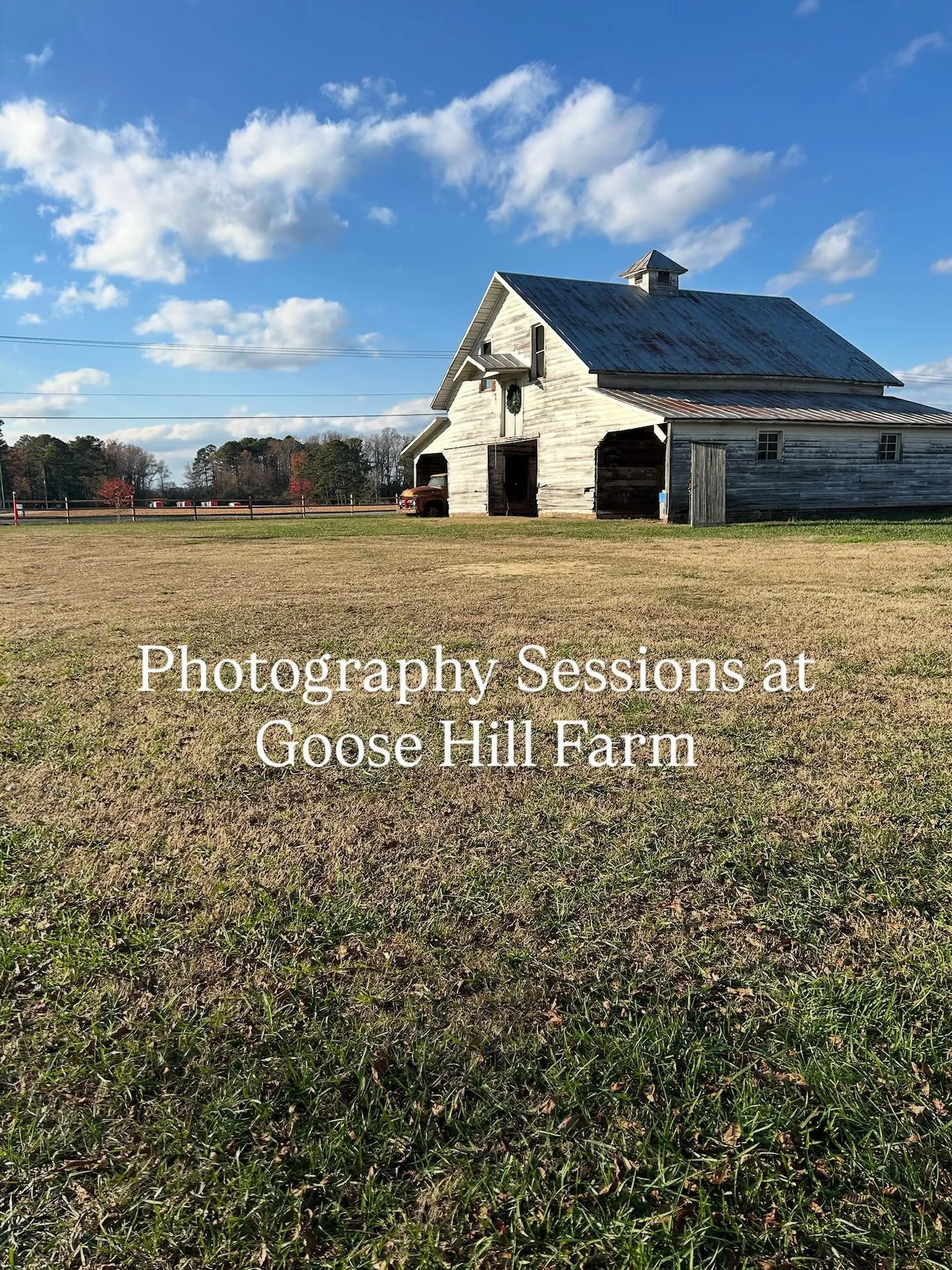 We absolutely love seeing our farm and barn in your beautiful photos! 📸 We just ask that you please book your session with us ahead of time. A small venue fee helps us keep the grounds looking their best and the barn in great shape, while also makin