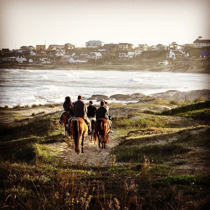 Salimos de cabalgata a conocer desde otra perspectiva el pueblo y sus playas. Nos esperan en Villa Juana con el fuego de la estufa prendida y un caf&eacute; con leche maravilloso. No se puede pedir m&aacute;s. #puntadeldiablo #uruguay #uruguai #hotel