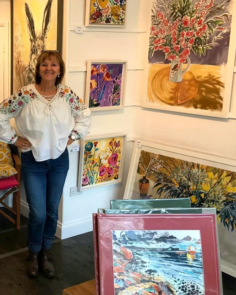 Sun is shining here at the Carousel gallery in  Framlingham, Suffolk. 
Full of gratitude that I get to do this exhibitions in these challenging times. 

#carouselgallery #framlingham #framlinghamcastle #attherighttime #gratitude #lovelife #makepeace 