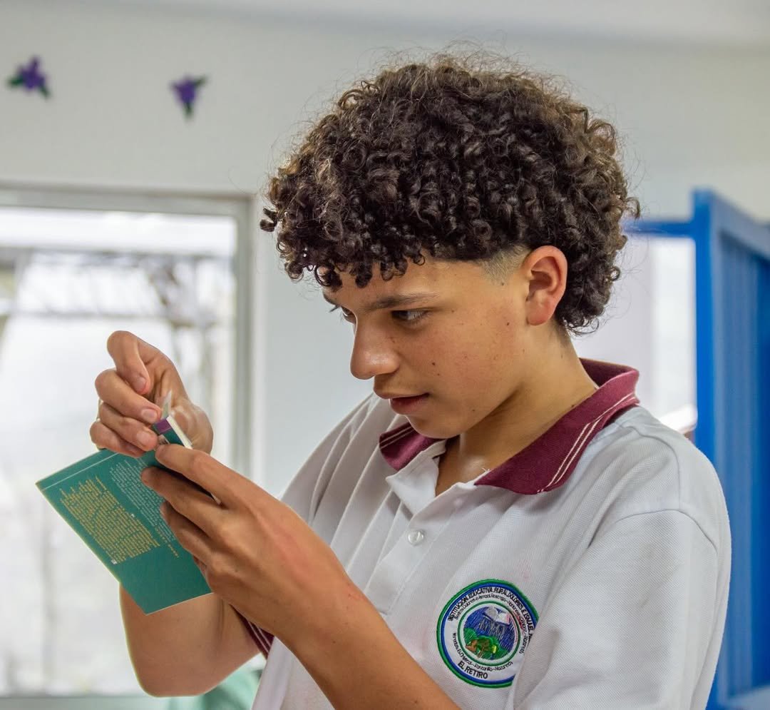 Gracias a @laboratoriodelespiritu.cr por liderar y documentar este proceso con tanta sensibilidad. 📸 fotos: @laboratoriodelespiritu.cr

📚✨ Cuando los j&oacute;venes cuidan los libros, tambi&eacute;n cuidan su comunidad.
Gracias a la Red de Bibliote