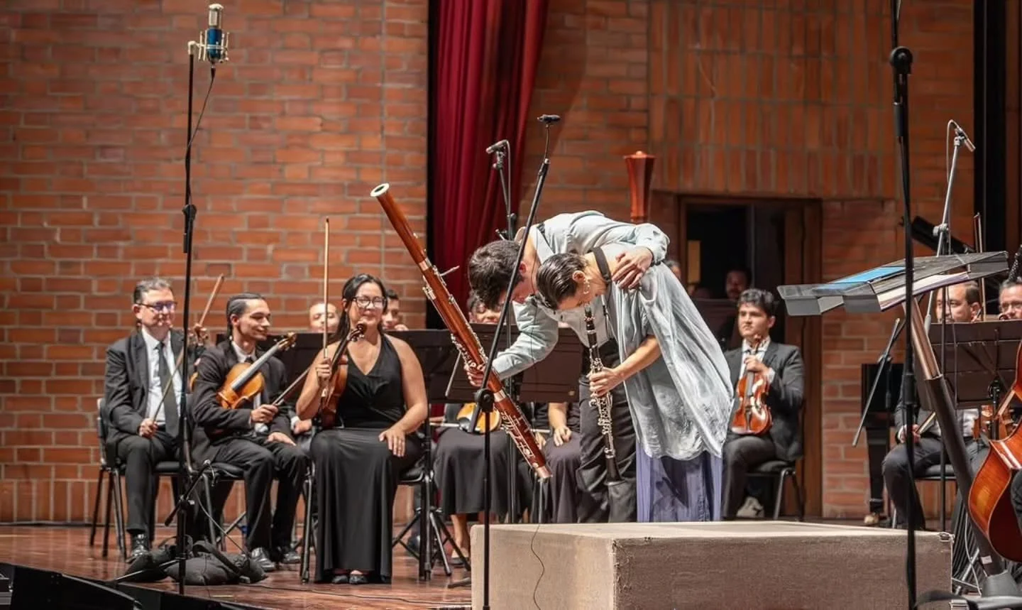 #EnImágenes Raíces del nuevo mundo, un concierto que nos conectó con historias, tradiciones y sonidos que cruzan fronteras bajo la dirección de @leomarulanda.
Gracias por ser parte de este viaje musical, por acompañ