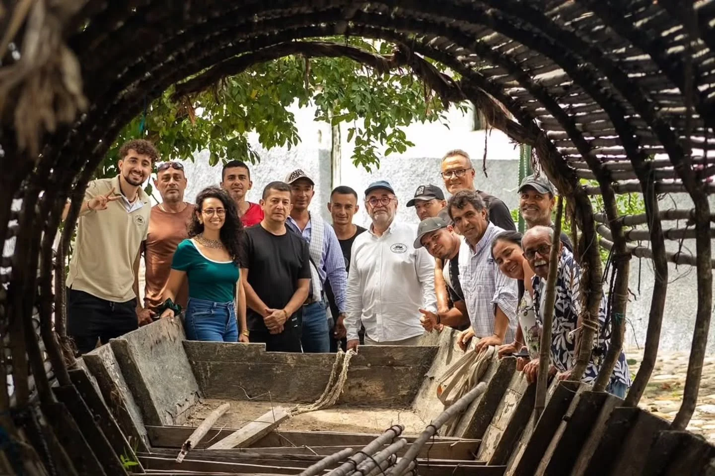🌊 Llegada del Champ&aacute;n al Museo del R&iacute;o Magdalena

Desde el puerto de Caracol&iacute; emprendimos una traves&iacute;a colectiva para trasladar el Champ&aacute;n, una embarcaci&oacute;n recreada por el director de cine Manuel Ponce de Le