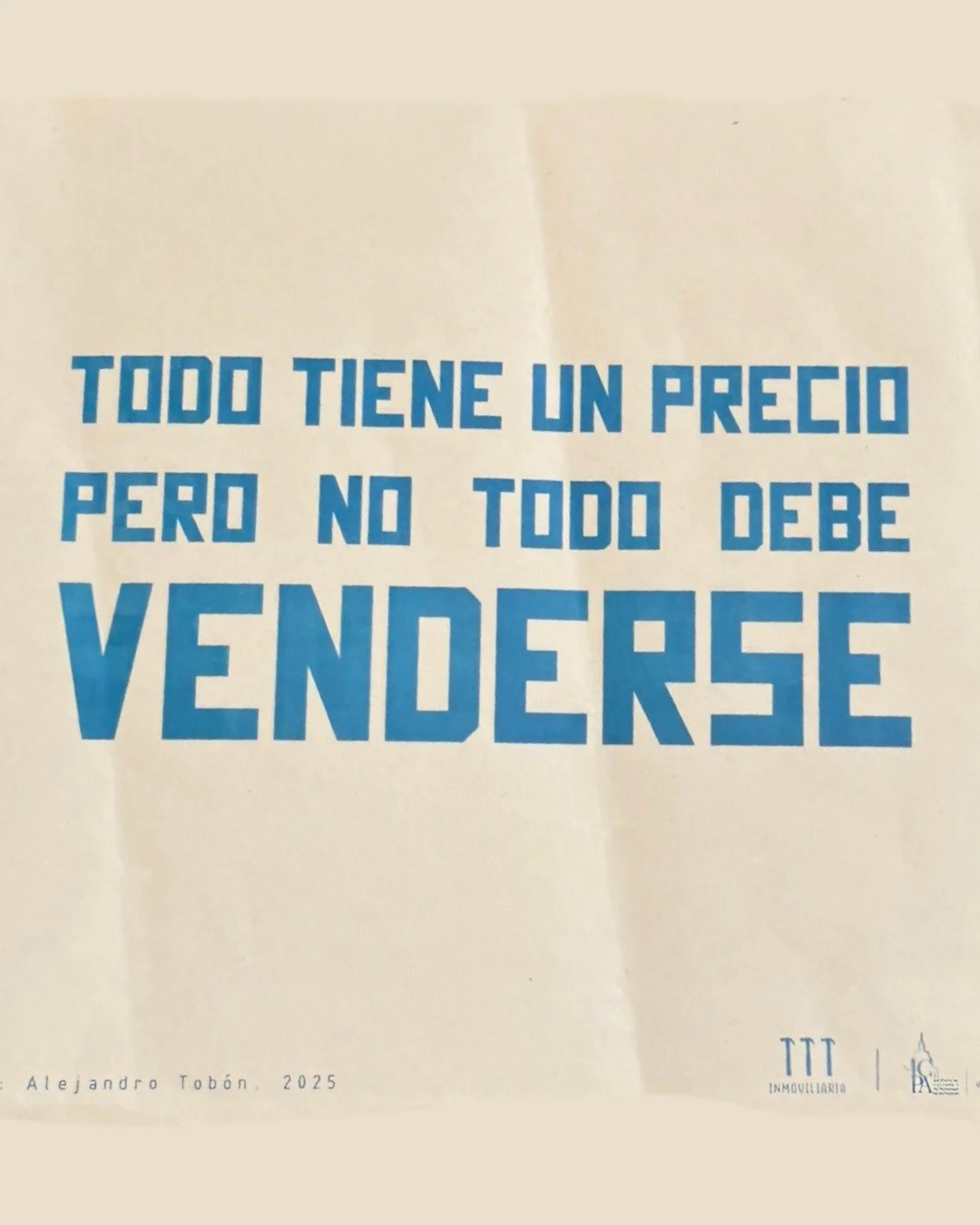 Todo tiene un precio, pero no todo debe venderse.

Esta frase de Alejandro Tob&oacute;n en la Bienal de Arte de Medell&iacute;n 2025 nos invita a detenernos y pensar qu&eacute; cosas queremos cuidar m&aacute;s all&aacute; del valor econ&oacute;mico. 