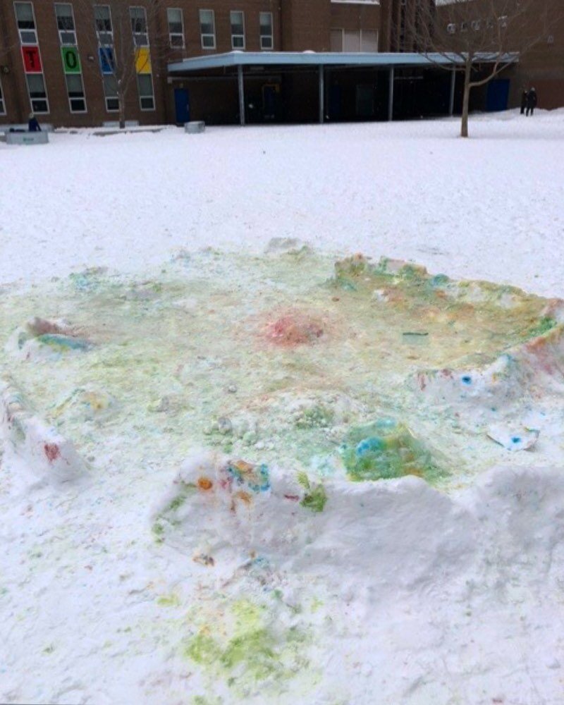 Snow painting! Use the school yard as a canvas 🎨 -stir water and corn starch
-add food colouring
-pour into a spray bottle and paint! #artsmartclinton
