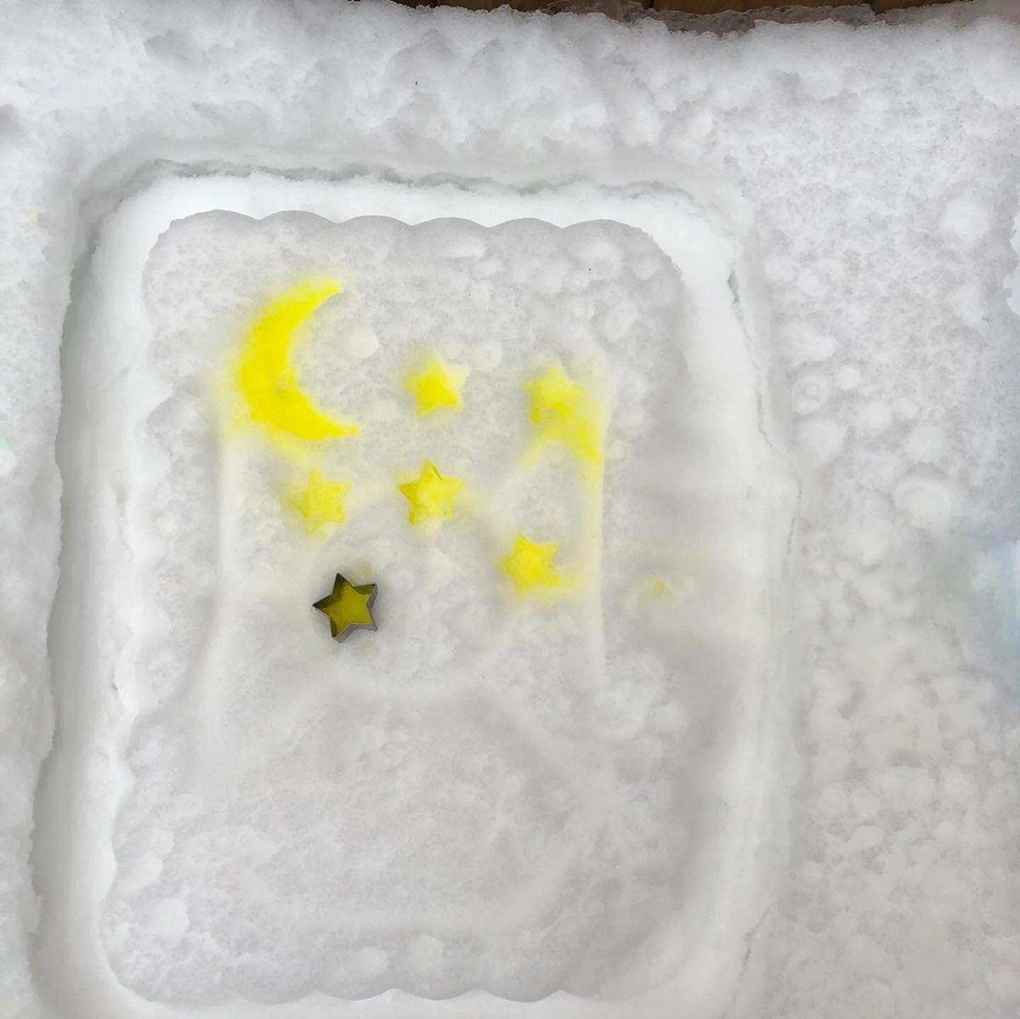 More snow paintings ! : ) ❄️ ❄️❄️ ❄️ -stir water and corn starch
-add food colouring
-pour into a spray bottle/ paint brush/ cookie cutter #artsmartclinton