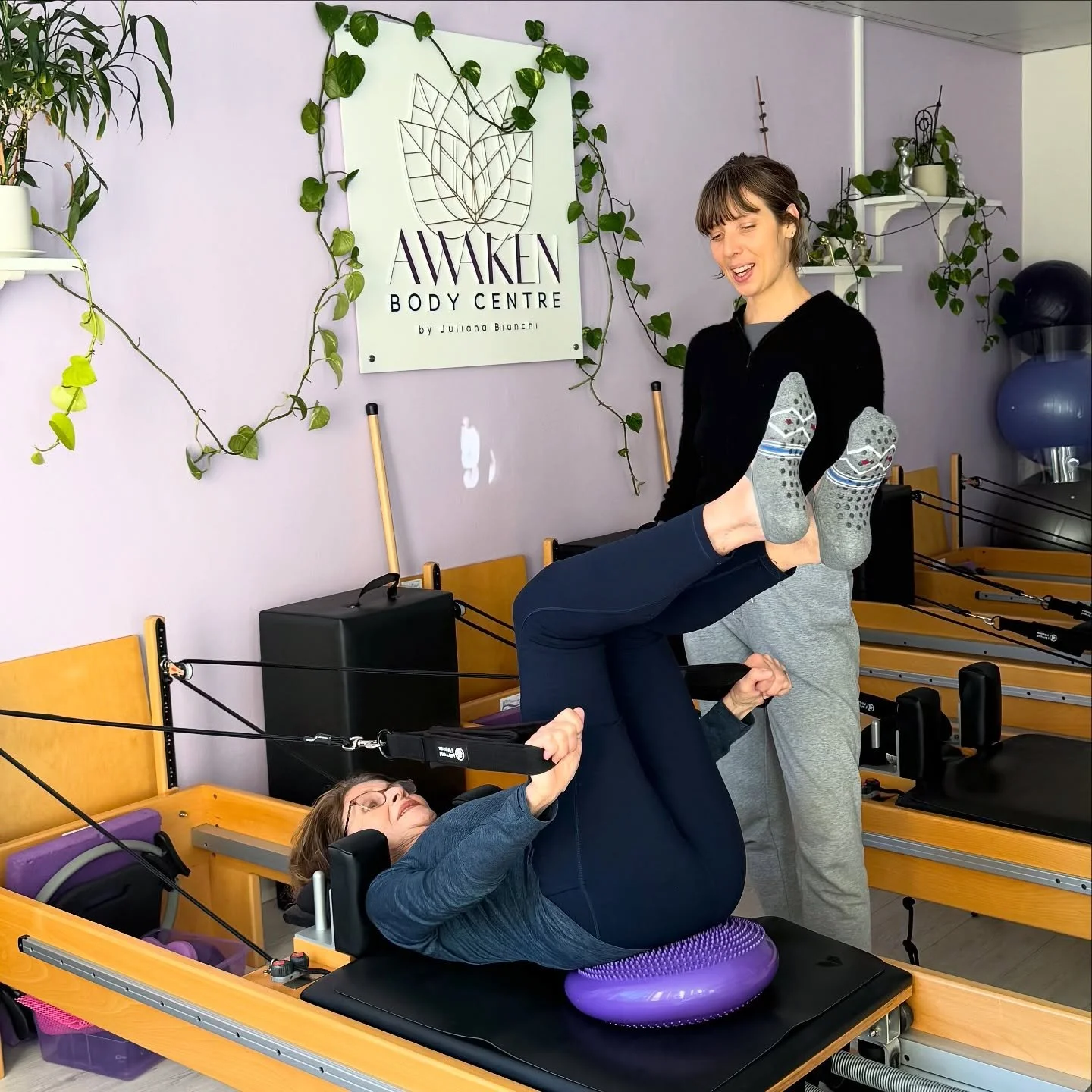 Sometimes the smallest prop makes the biggest difference ✨

For clients with scoliosis or postural asymmetries, a simple disc can offer just enough feedback to guide alignment.

Better movement begins with thoughtful setup 🧠

&bull;
&bull;
&bull;
&b