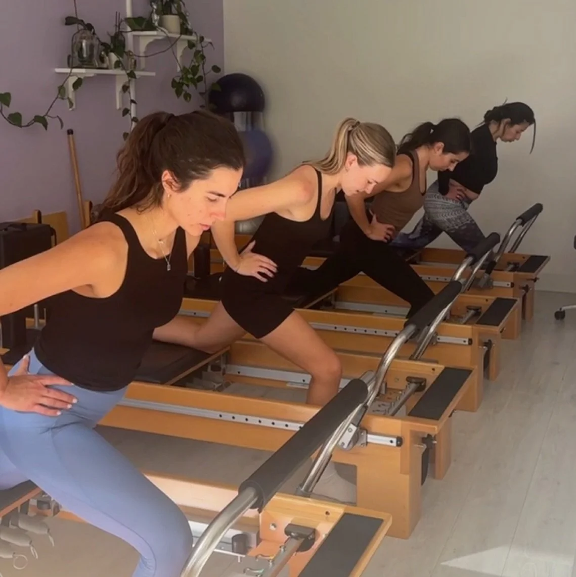 Nothing makes a Pilates teacher happier than seeing the whole class move in sync with control! 

No rushing. No flailing. Just focus, flow, and deep muscle endurance being built on the reformer 👏🏻

It&rsquo;s not about doing it perfectly, it&rsquo;