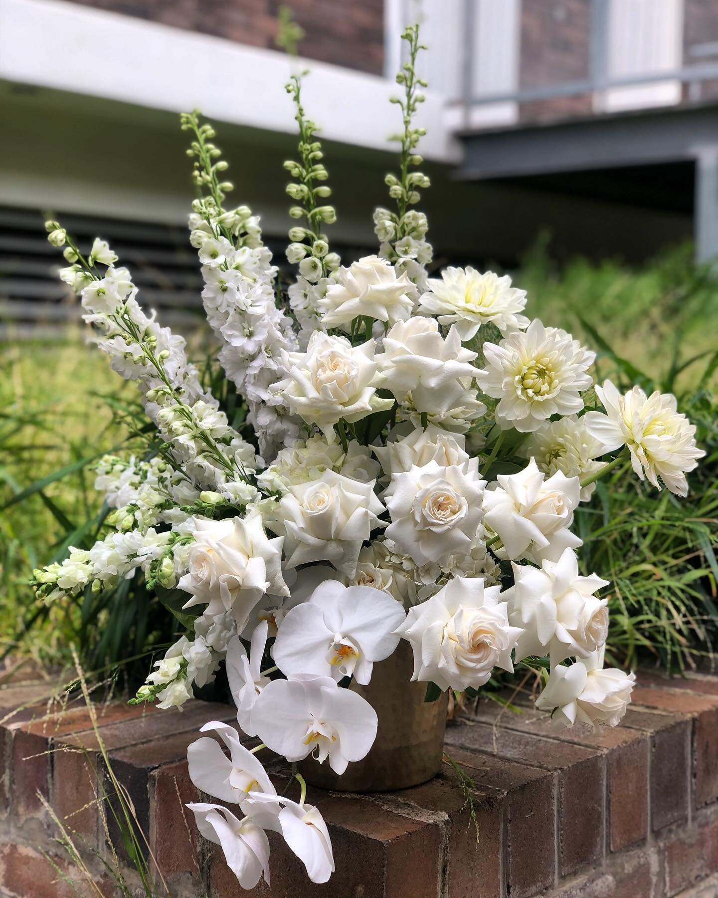 We&rsquo;re still open and delivering flowers to your loved ones💕
-
-
-
-
-
-
-#flowers #flowersofinstagram #flowersofig #flowersmakemehappy #sydneyflorist #sydneyflowermarkets #sydneyflowers