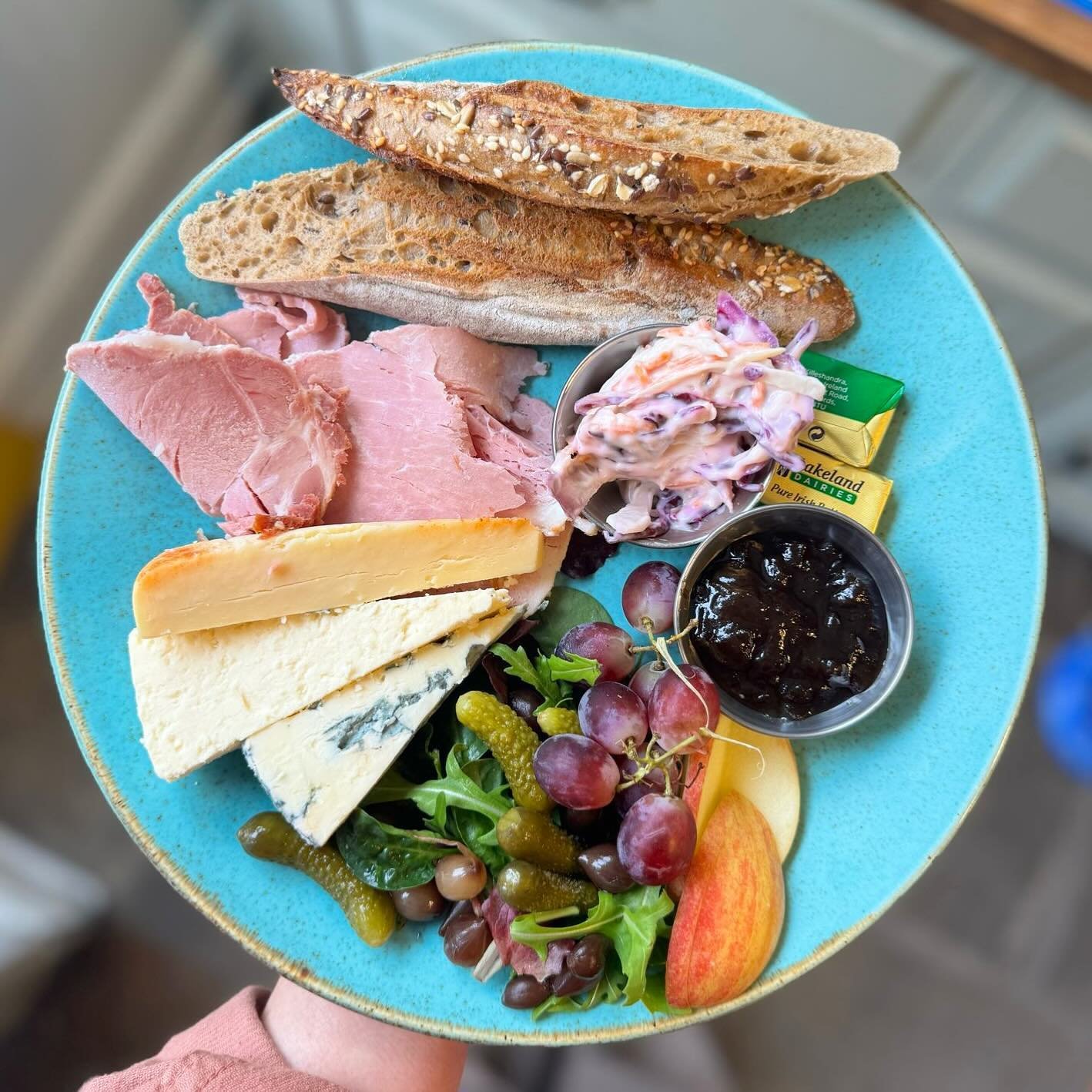 The sun is shining&hellip; It calls for a picky lunch. 🌞 Our ploughman&rsquo;s special is on the menu but not for long! Get it while ya can. ✨

#ploughmans #ploughmanslunch #lunch #specials #food #foodie #cobblesandclay #cobblesandclayhaworth