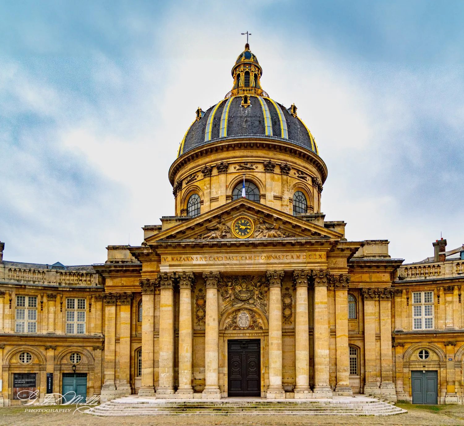 Front view of a historical building with a large dome and columns