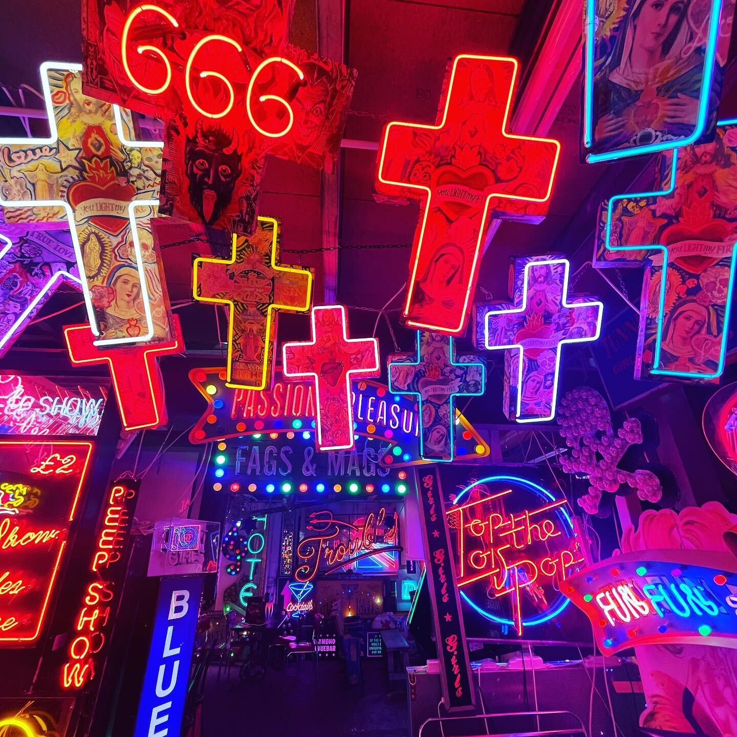 ⚡Venue Crush - Gods Own Junkyard⚡
⚡so excited to be doing a wedding here in a couple of weeks, at a venue that only takes on around 5 weddings a year 
⚡Filled with incredible neon signs, it's such an interesting and beautiful place to have your weddi