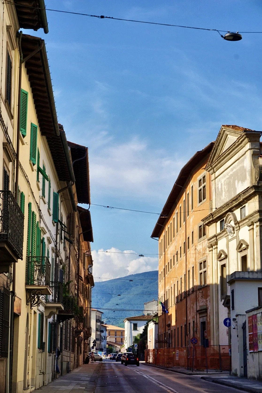 04_italian-street-mountains.jpg