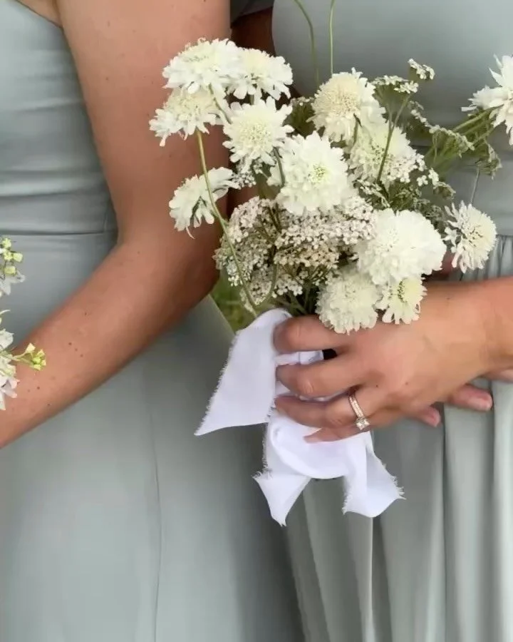 From the archives / Sept ‘24 / mono-bloom minimalist bridesmaid posies with the pure phlox bouquet of my dreams βοΈ
wedding content: @museby.her 
planning: @thegoodparty / @chloepasemko