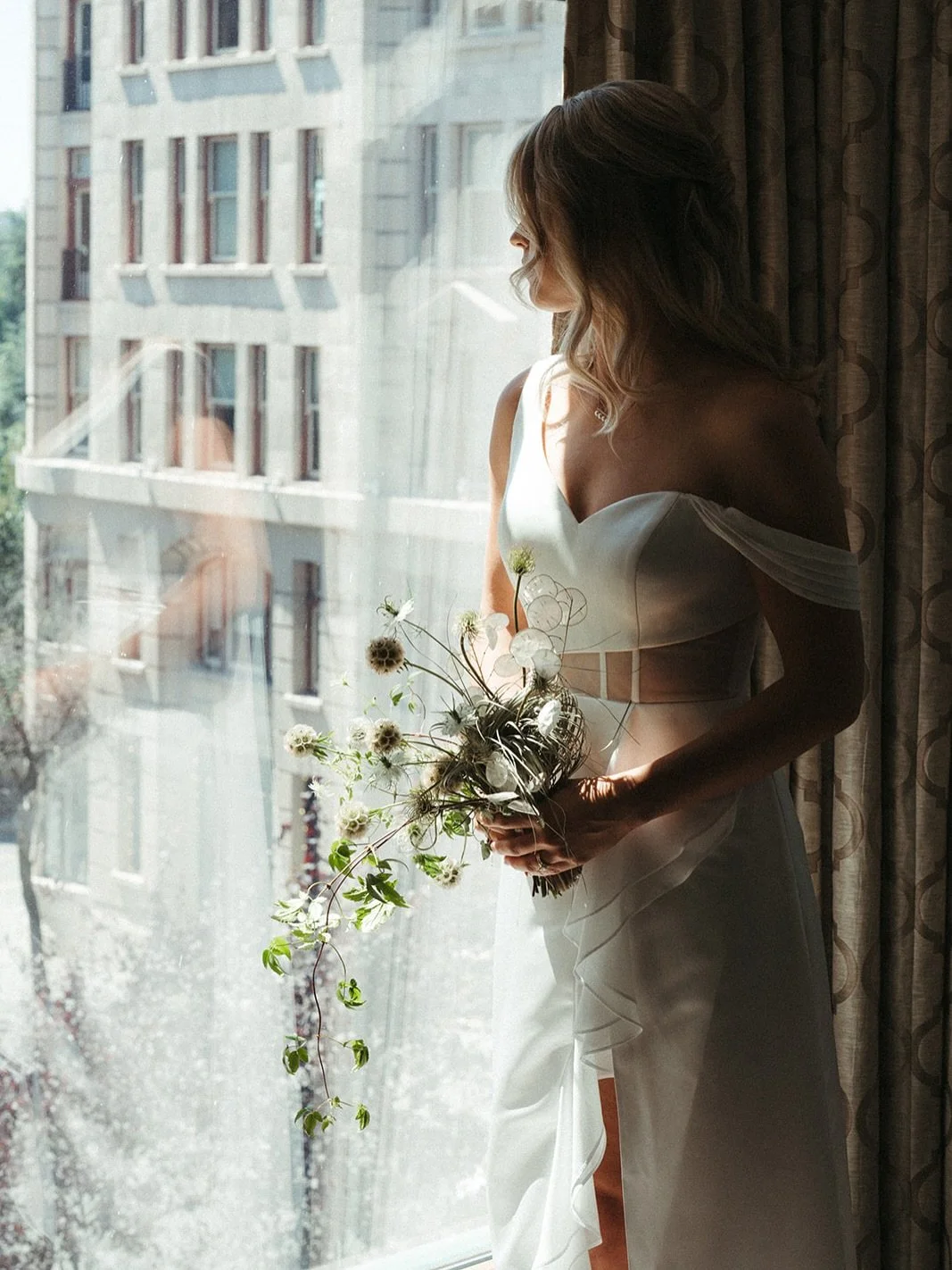 A forever favourite from August ‘24. Lunaria, saved in November, merged with seasonal dried florals and the perfect piece of clematis to form a design that will stay with me for years π 
Planner: @rockpapersquare 
Venue: @weddingsattheempress