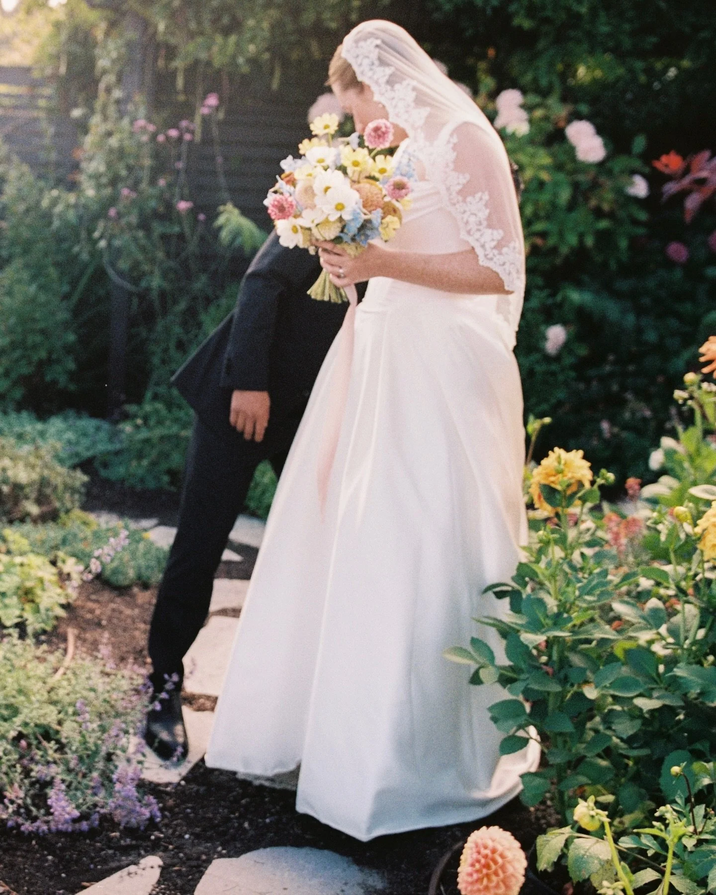 When you want your wedding florals to feel like a natural extension of the surrounding gardens (we got you). 

Photography: @doxa.photography 
Planner: @vonnchoi @heydayevents