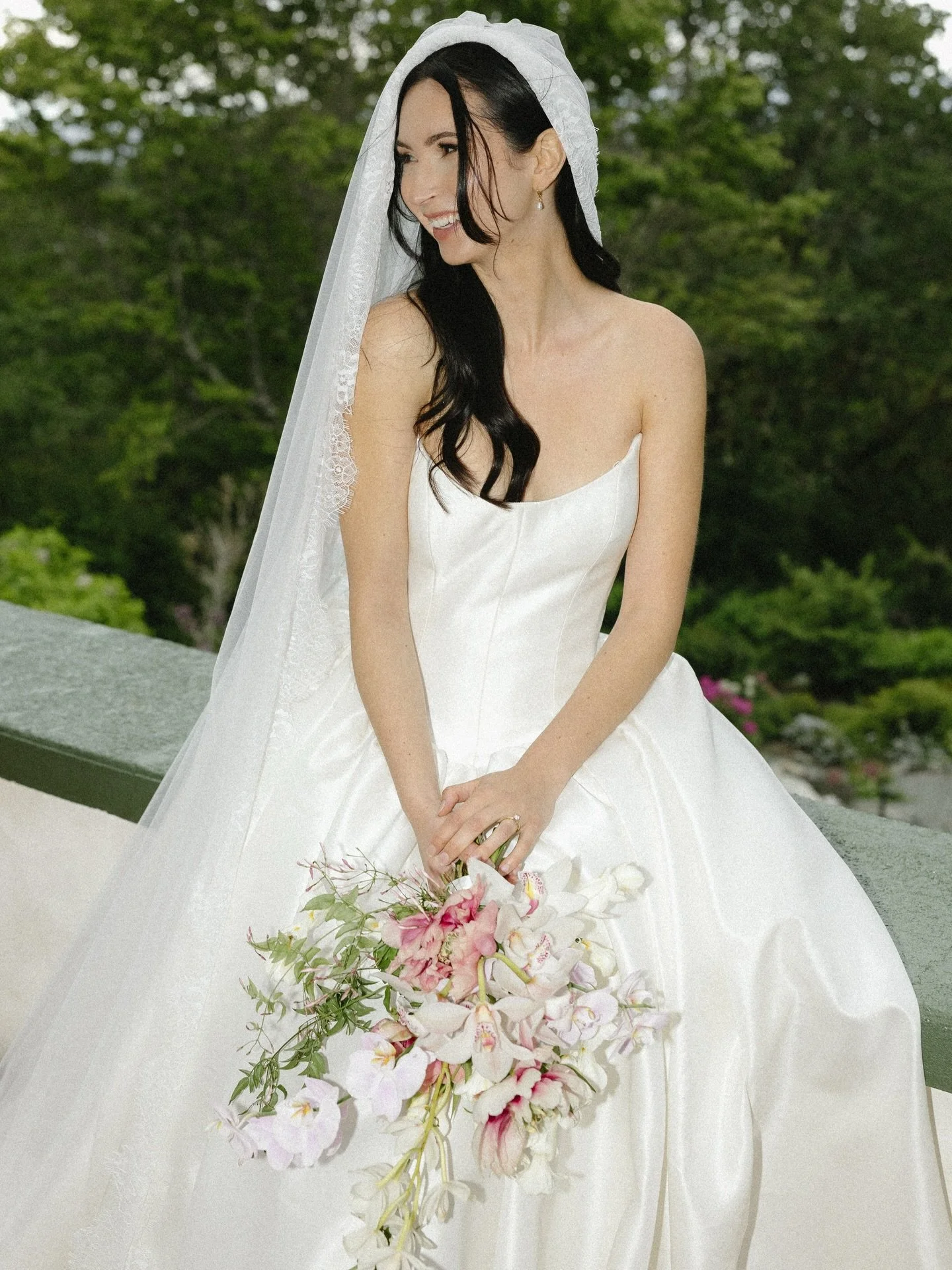 @photographybytaiya everyone 🫰 🫰 always a pinch-me moment to collaborate with some of the wedding industry&rsquo;s finest. 

Photography: @photographybytaiya 
BTS content: @thewesternedit_ 
Florals: @deerleapflorals 
Model: @sarahmkaz 
Makeup: @tam