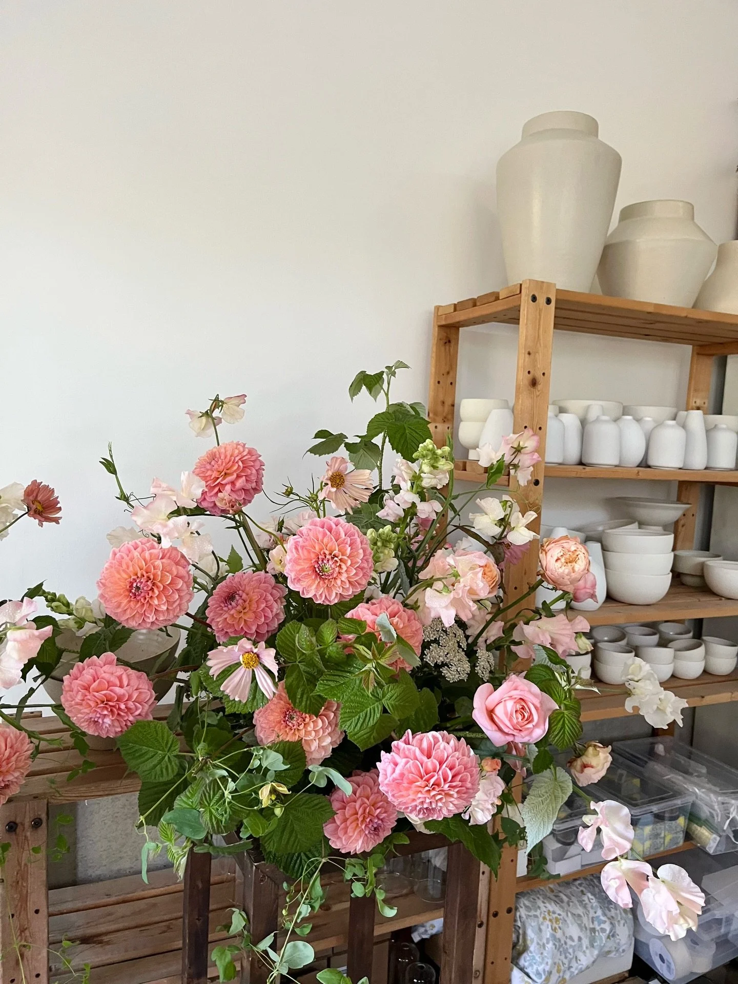 Last July&rsquo;s peach-pink palette with the best sweet peas i&rsquo;ve ever laid my hands on from @rockrose.farm (we&rsquo;re still swooning 6 months later)

Planning: @rockpapersquare 
Photography: @mollyjanephoto 
Venue: Private residence
Freelan