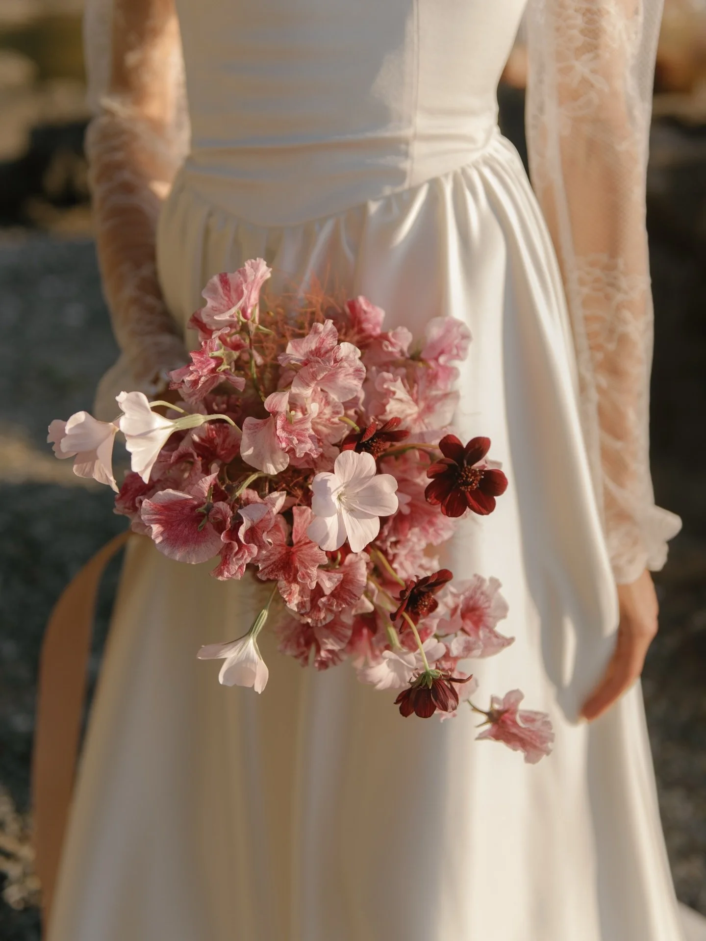 Last summer's seaside styled shoot still has us swooning over this 100% local, organic, nature-inspired design.

Chocolate flake sweet peas (from the queens @rockrose.farm)

Blush agrostemma + white cloud larkspur (so hard to find- we love @flowerfac