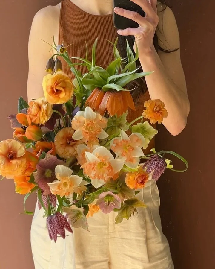 A demo bouquet from an early April mentorship (aka. the two weeks I had fritillaria fever 🌀)

Blooms from:
@rockrose.farm 
@fleurisorchardandblooms 
@constance_cope
