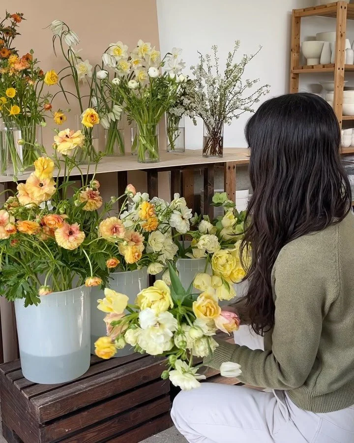 Mentorship // In the studio with the ray of sunshine @buttercup.sandwich (if you are on Salt Spring and in need of flowers, give this flower queen a follow!!). We went over bouquet mechanics + quick wearable techniques in a spring sunshine palette. O