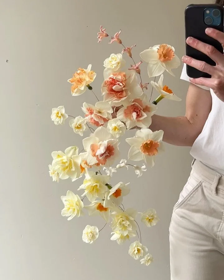 The last of the narcissus from early April. Experimenting with @passionflowersue &lsquo;s wire armature bouquet bases has been such a joy- i&rsquo;ve loved discovering new forms + shapes that differ from traditional bouquet work.

Also: a sign to ado