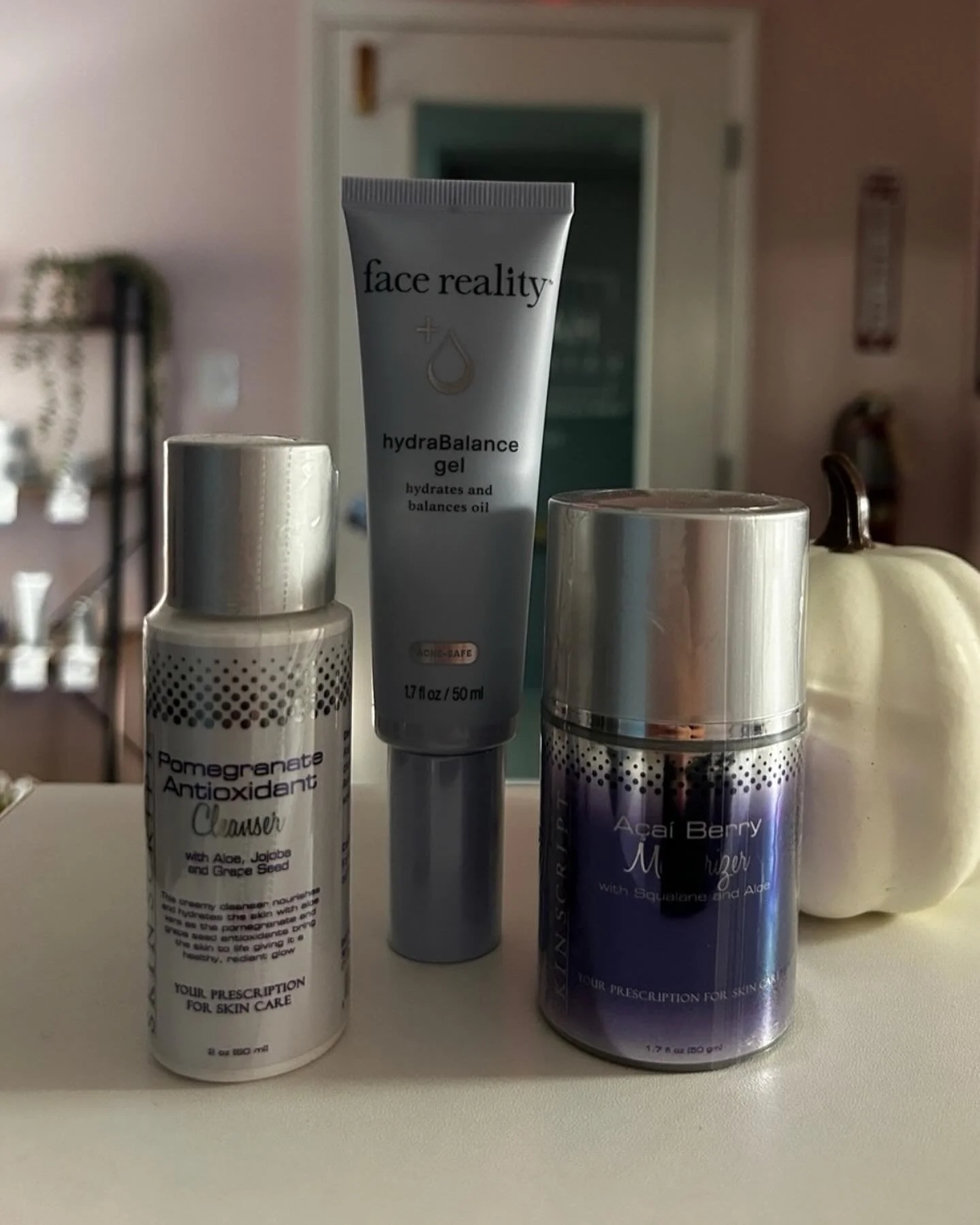 Your perfect fall nighttime routine can be done in 5 minutes or less! 🍂
⠀⠀⠀⠀⠀⠀⠀⠀⠀
Fall calls for richer hydration, extra nourishment, and barrier support. Here&rsquo;s a routine idea I recommend for this time of year:
⠀⠀⠀⠀⠀⠀⠀⠀⠀
1️⃣ Cleanser (conside