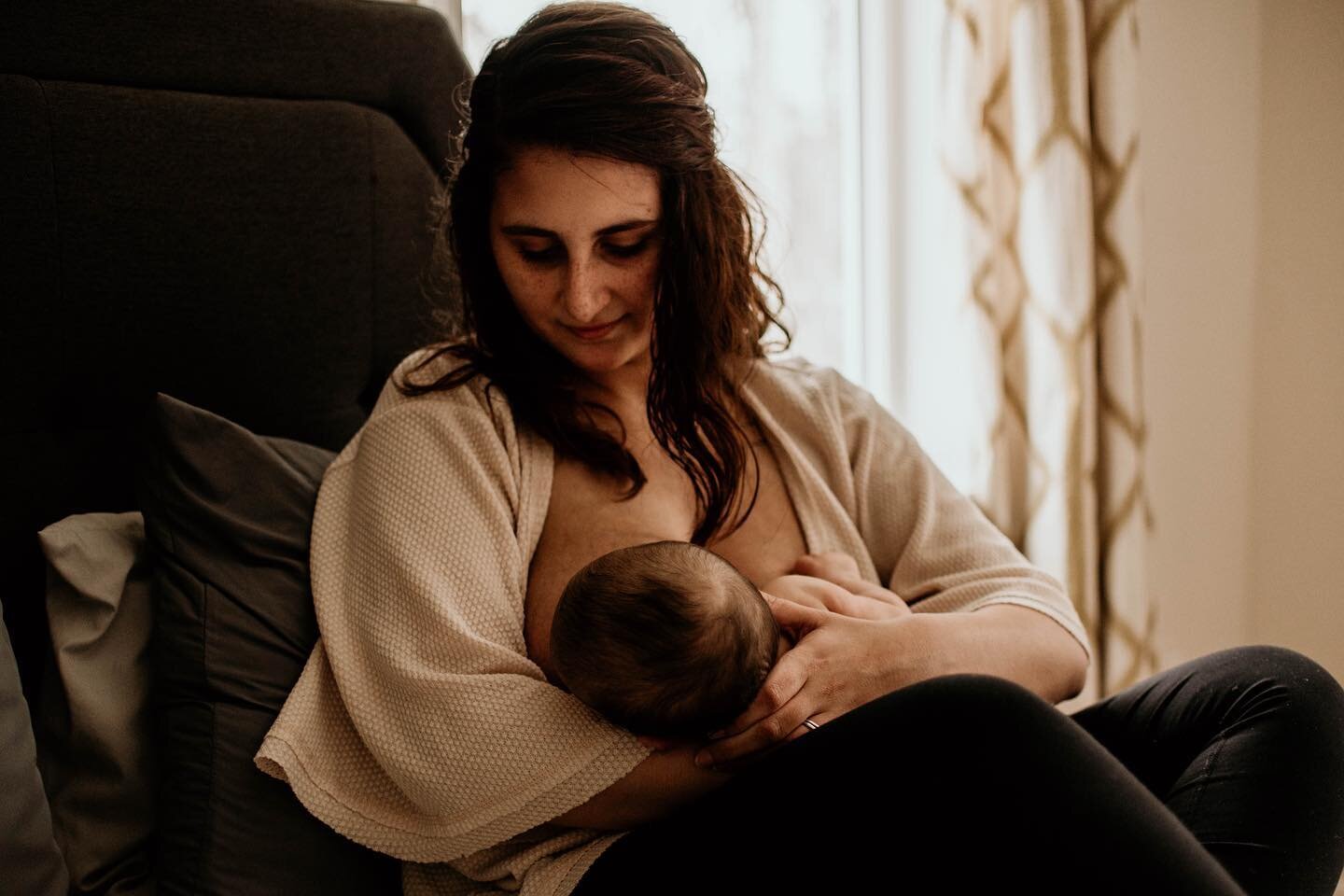 Cozy in home newborn sessions... they&rsquo;re especially special to me when they&rsquo;re with families that I got to capture the birth of. &hearts;️ 

The postpartum period has such a special place in my heart. It&rsquo;s where I personally lost an