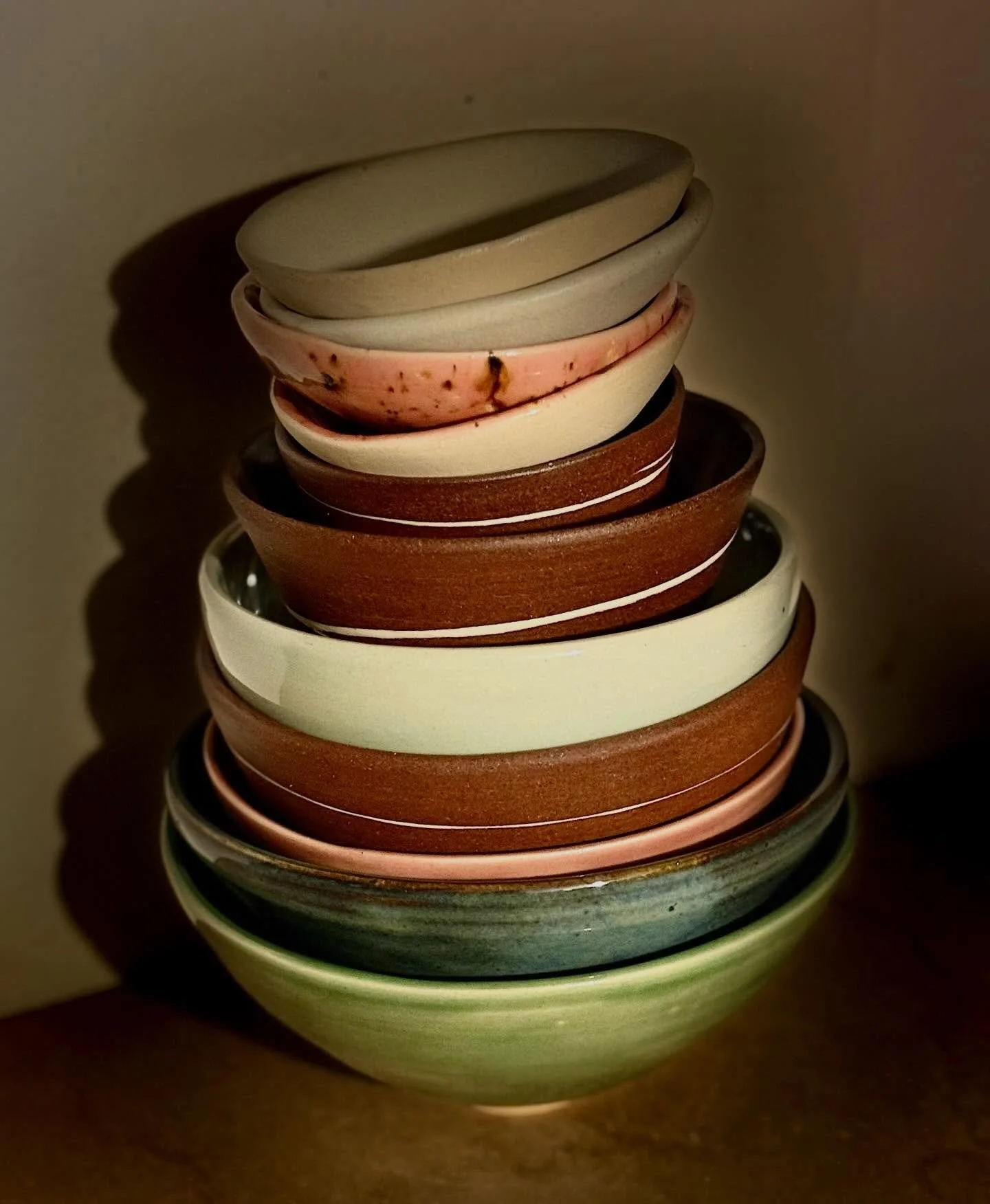 Beautiful stack of bowls&hellip; all by Saryu! 💜

@saryuvatal @spirelightstudios 

#pottery #bowls #stack #ceramics #islingtonlife
