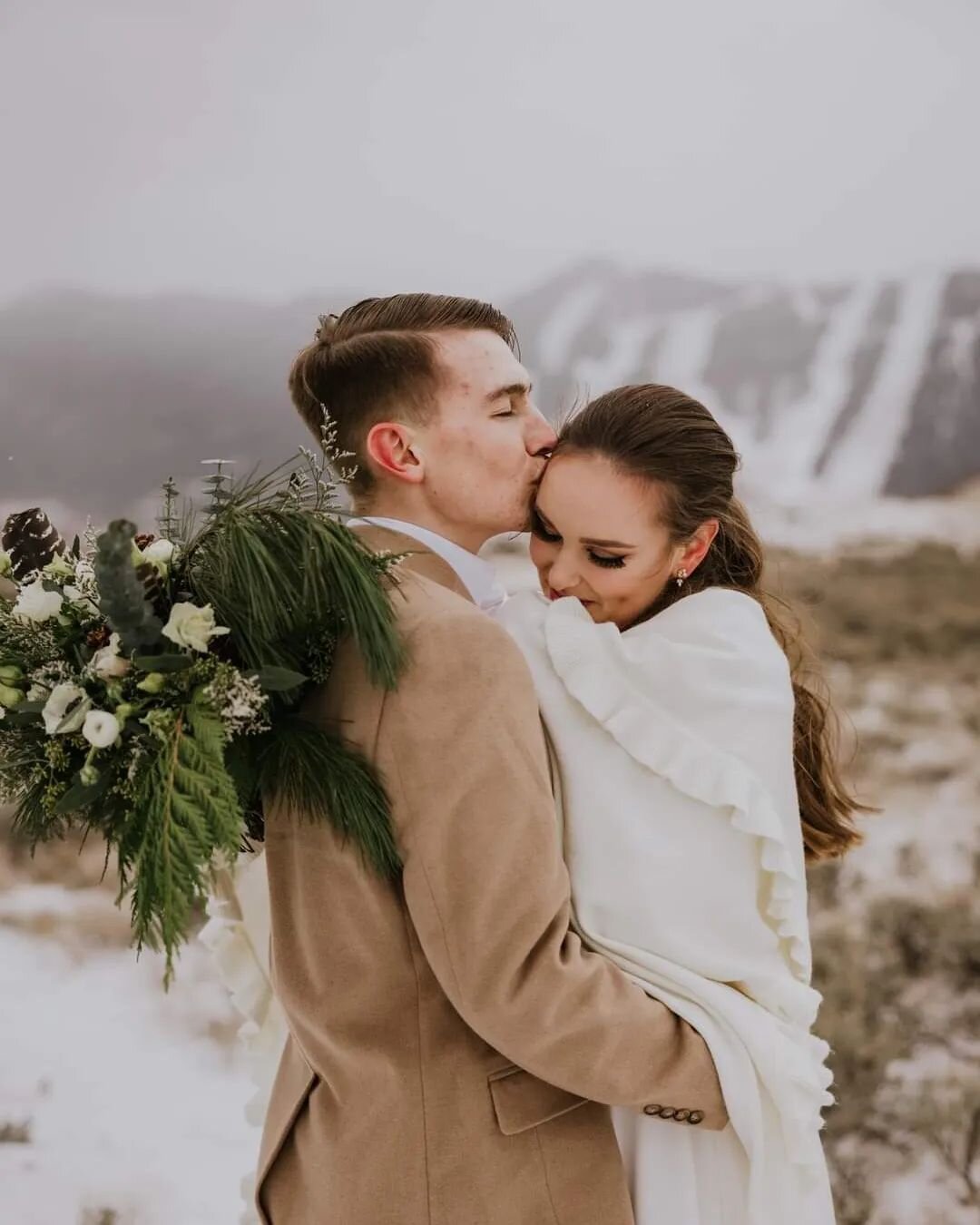 The snow is falling and we are dreaming of all those winter wonderland weddings ❄️