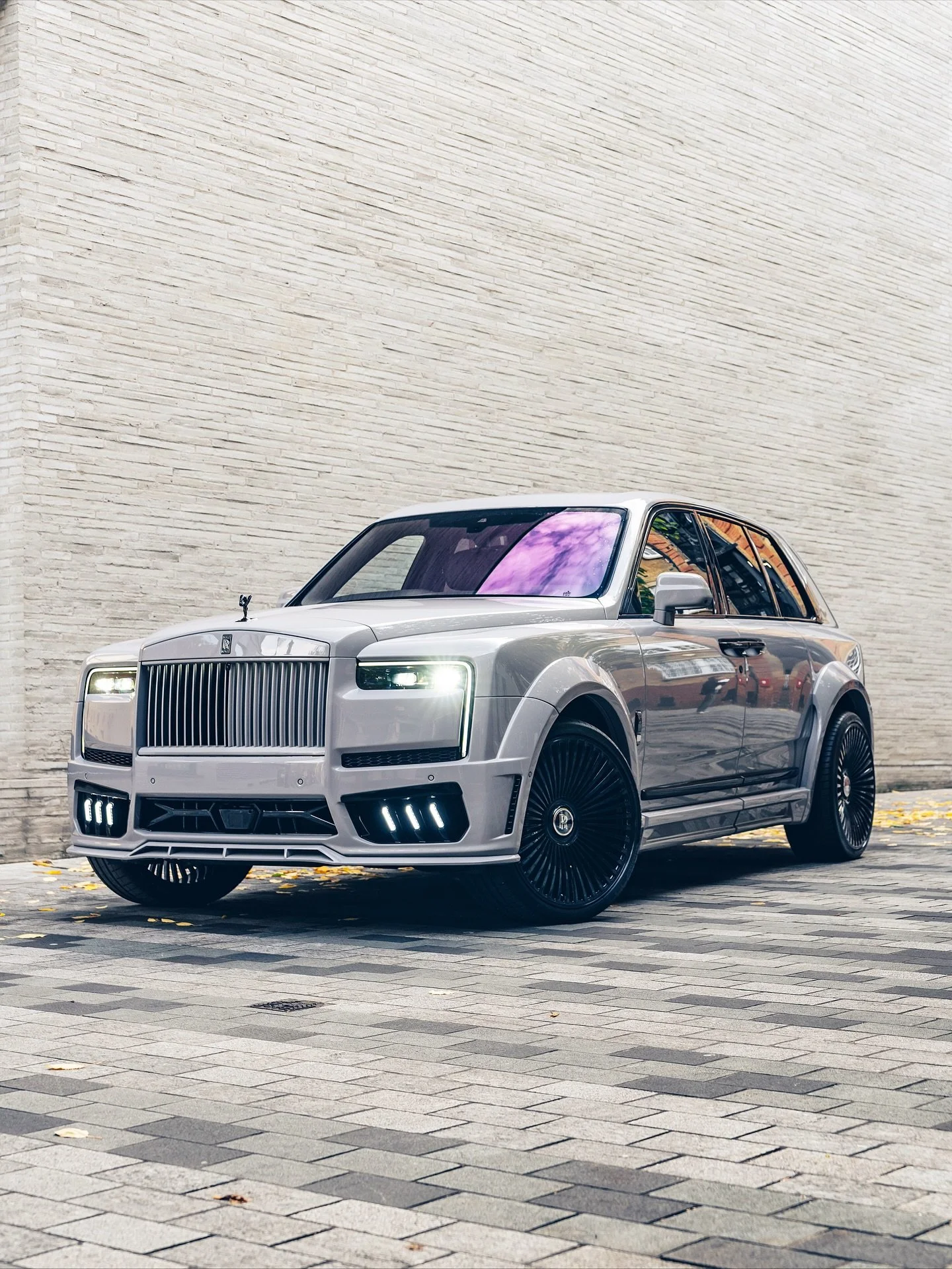 Unveiling our latest bespoke project: the Rolls-Royce Cullinan fitted with full @1016industries wide body kit and optional extra DRLs 😮&zwj;💨 more to come on this special build very soon 👀

#P7Autoworks #RollsRoyce #Cullinan #1016Industries #Super