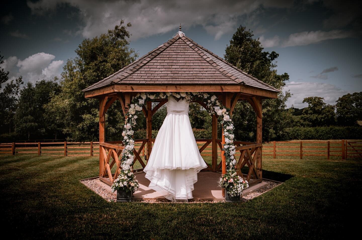 Lauren &amp; Lukes Countryside Wedding took place at the tranquil grounds of Manor Hill House. 

#weddingphotography #wedding #weddinginspiration #weddingday #bride #weddingdress #weddingphotographer #photography #love #weddings #HappilyEverAfter #To