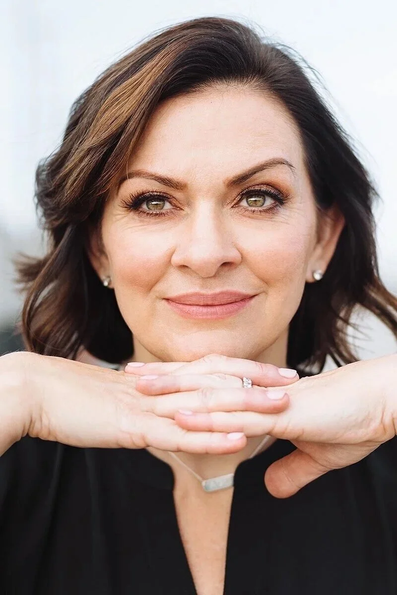 Audrey is the founder of Kindred Color Studio and the stylist behind Kindred’s highly detailed approach to extensions, mesh integration, mesh toppers, scalp safety, and long-term hair health.