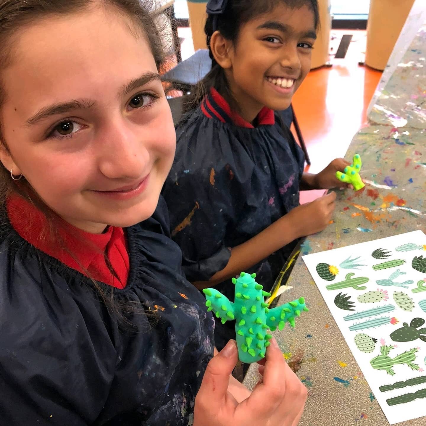 #artinthemaking⠀
⠀
Preparations for next term's Art Show were in full swing last week 🎨! We can't wait to share  our creations with our wonderful community ❤️⠀
⠀
#shoakleigh #sacredheartoakleigh #sacredheart #oakleigh #primaryschool #school #parenti