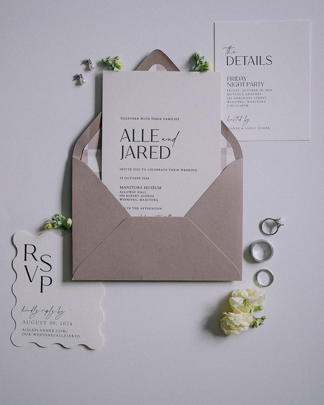 It&rsquo;s (almost) spring and that means we are deep into invitation planning with our couples ✉️ 

A fave from last season 〰️A&amp;J&rsquo;s suite featured a wave shape and checkerboard pattern for a modern and playful touch.

Photography @izabelar