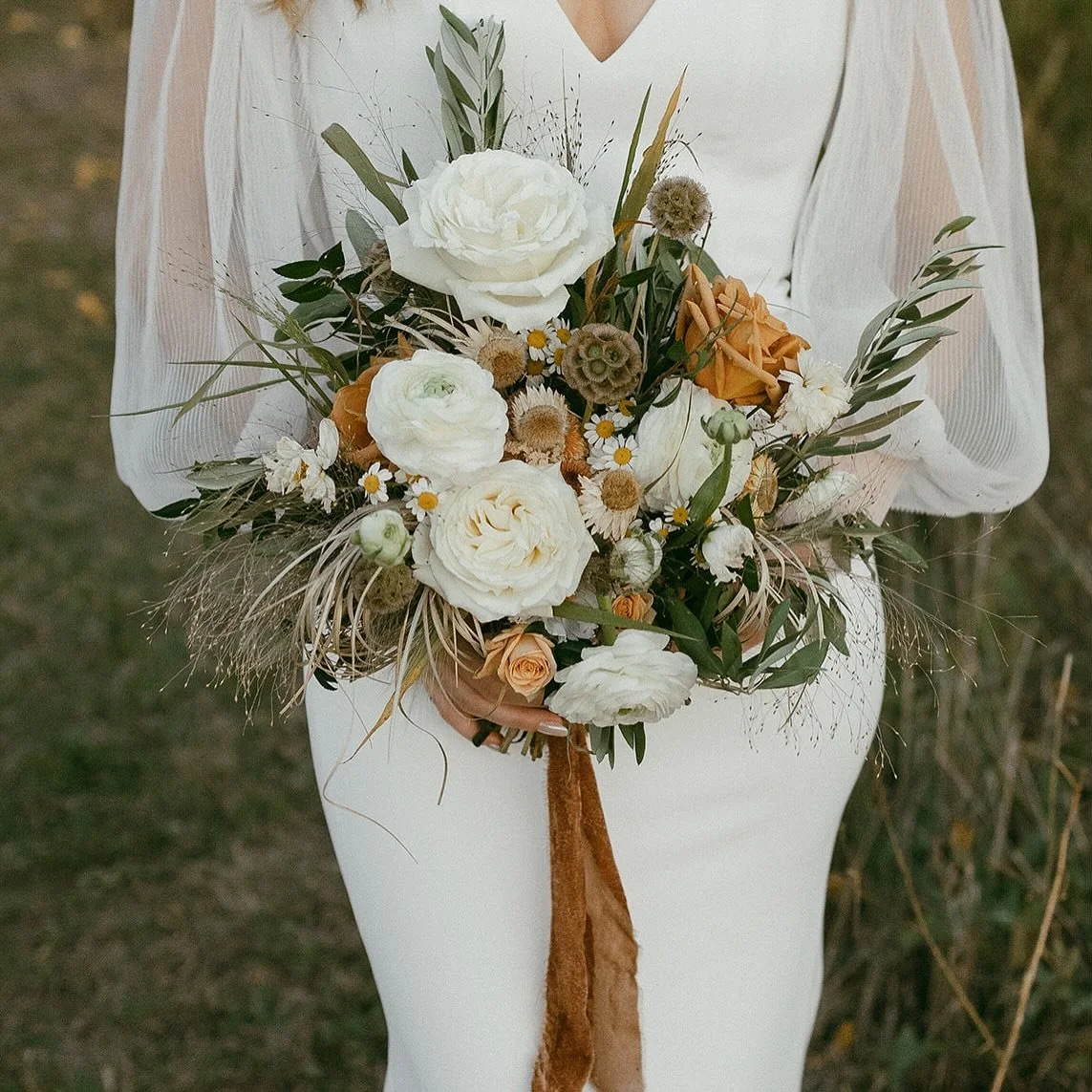 The perfect fall wedding for R&amp;R 

Photo @saraholsonphotography 
Flowers @maidenfloralco 
Bud Vases @somethingborrowedwr 
Rentals @creatingascene_wpg 
Stationery @crafty.creations.by.laura