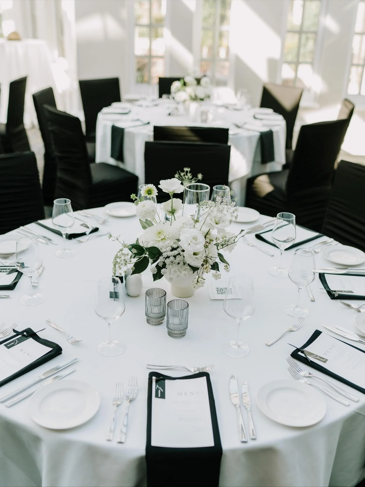 Black and White everything for K&amp;C 🖤 🤍  @cojophoto @stonehouseweddings @plannedperfectly