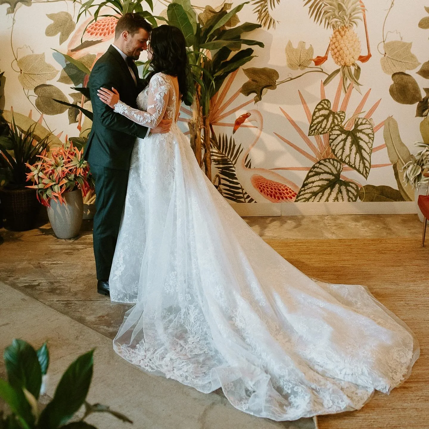 Winter wedding, but make it tropical 🌴 @carrielynnungerphoto