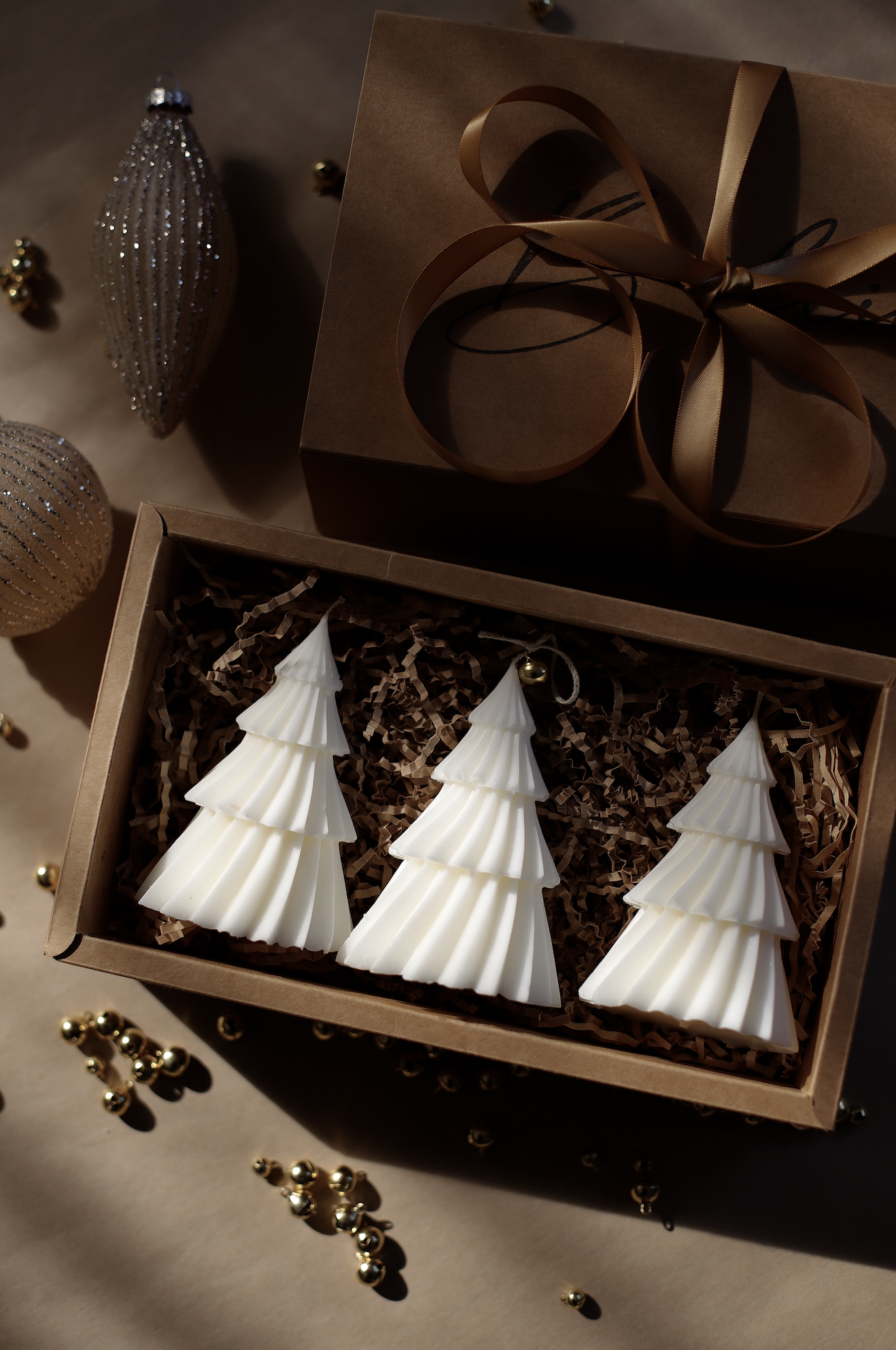SMALL SWEEPING CHRISTMAS TREE GIFT BOX