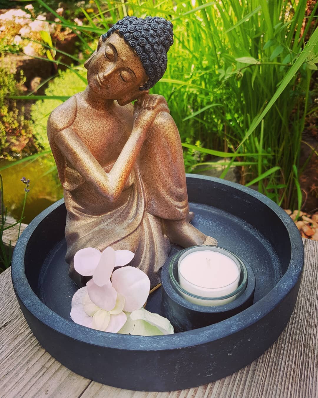 #buddha #schale #teelicht #bl&uuml;te #wasser #gartenambiente #ruhe #schwarz #gold