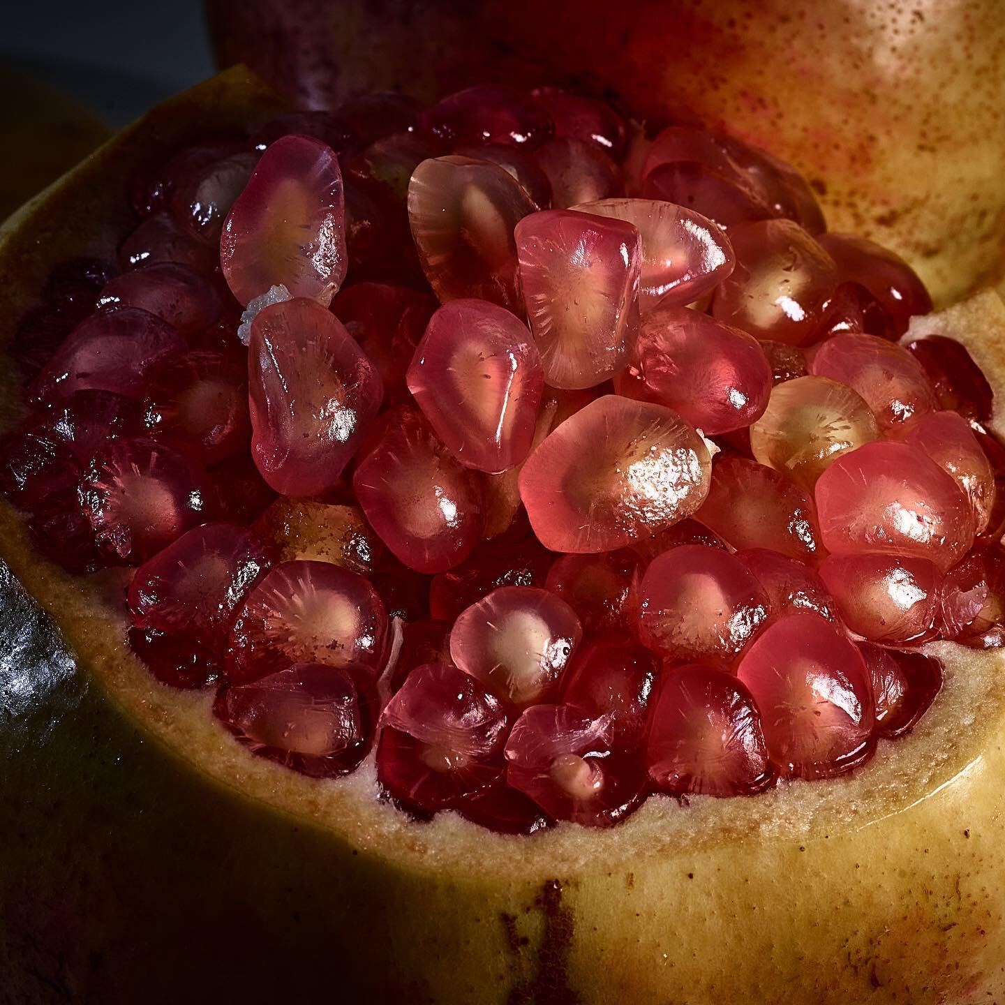 It&rsquo;s the season. Beautiful pomegranate from our local market.. #followseason #pomegranate #autumnvibes🍁 #autumn #homecooking #phaseonehk #120mmphotography #macrophotography