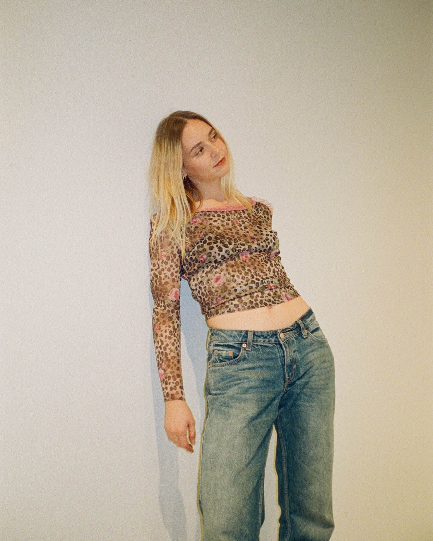 Same jeans, different styling. Which one is your go-to?🥰