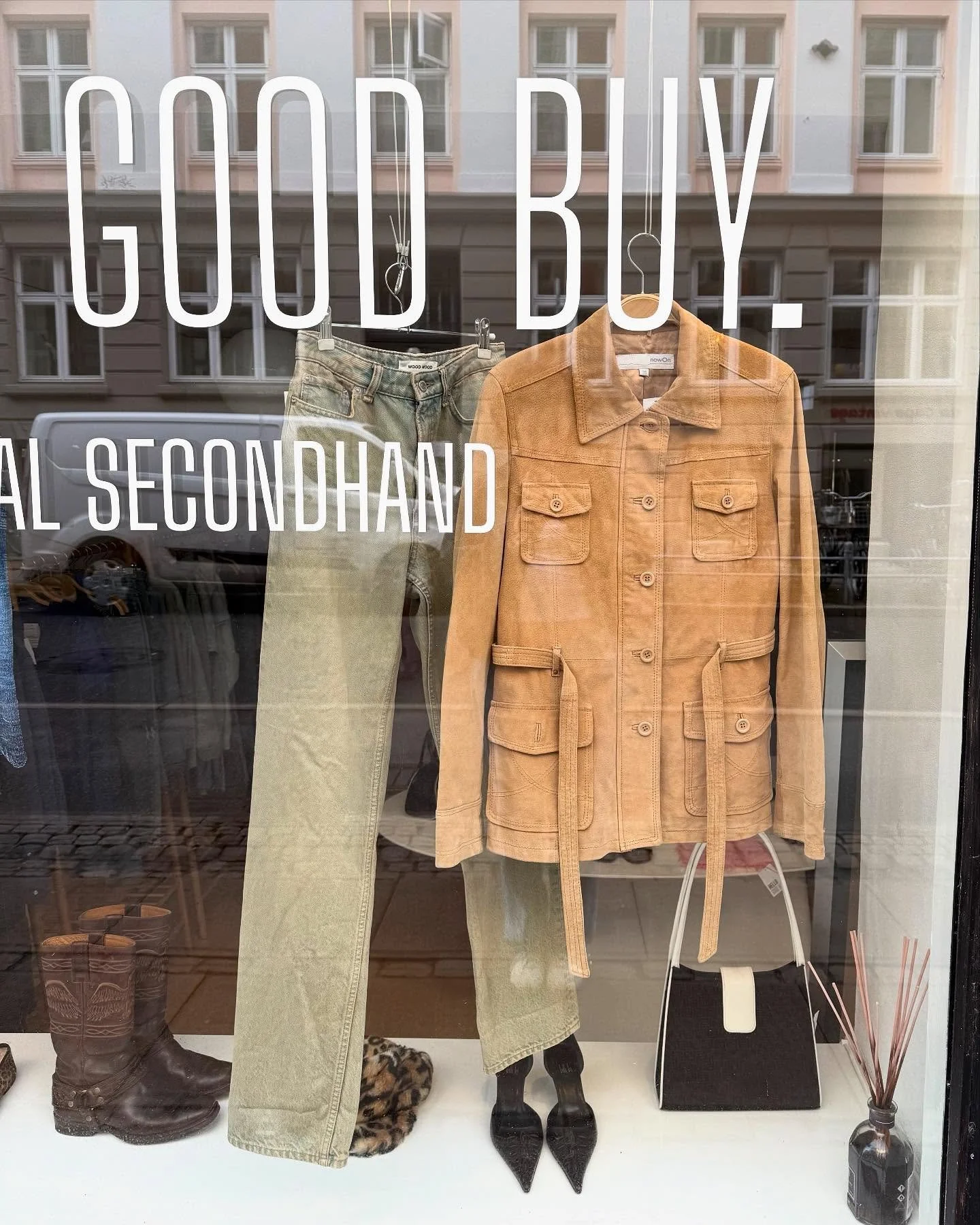 The shop is filled with new fall goodies 🍂✨

#elmegade #n&oslash;rrebro #secondhandshopping #vintage #preloved
