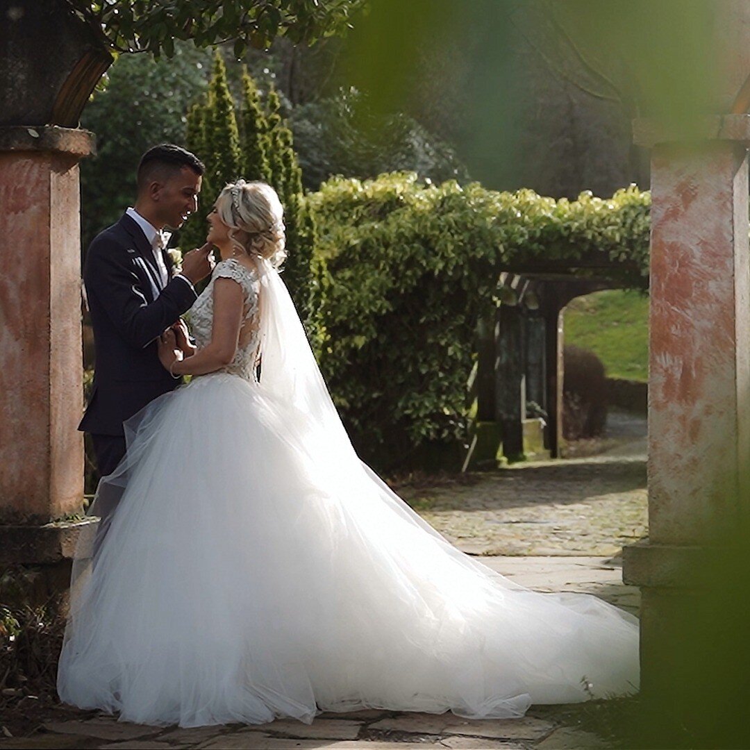 A stunning day at Foxtail Barns for Megan and Ayman.

Here's a few screengrabs taken from their recently delivered highlight film. 🤍

I'm often asked about how much posing of my couples I do, especially during the time with their photographer. The t