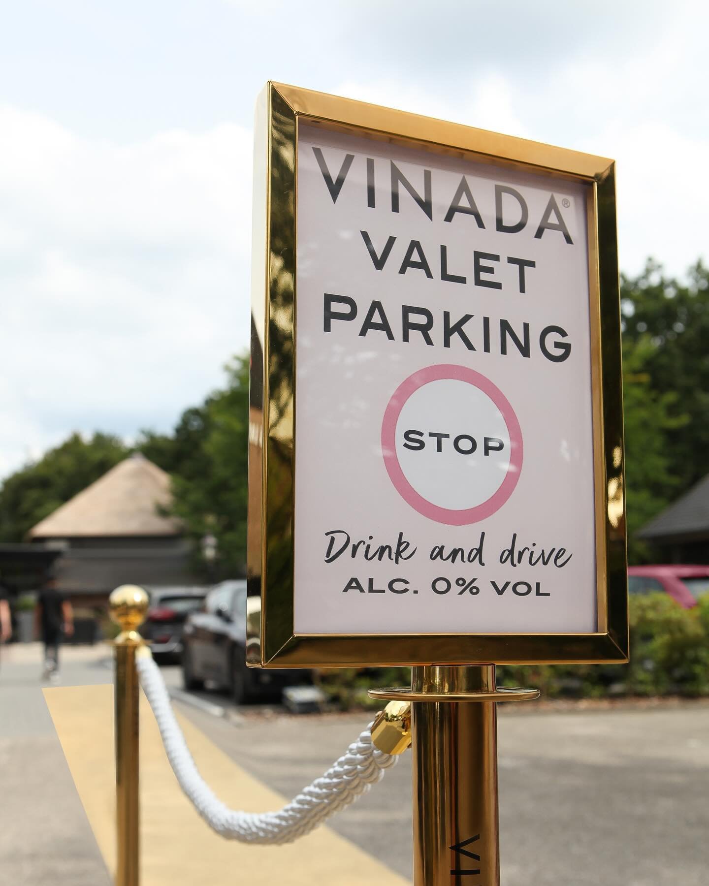 Elevate your arrival experience with VINADA valet parking service! Sip on our non-alcoholic wines while we take care of parking your car. It&rsquo;s the perfect blend of luxury and convenience. #vinadaexperience #valetparking #winetime