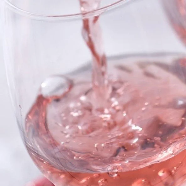 Good times taste even better with our alcohol-free Ros&eacute;.
Crisp, elegant, and made to celebrate life&rsquo;s little moments. 🥂 

#MindfulDrinking #Vinada #RoseAllDay