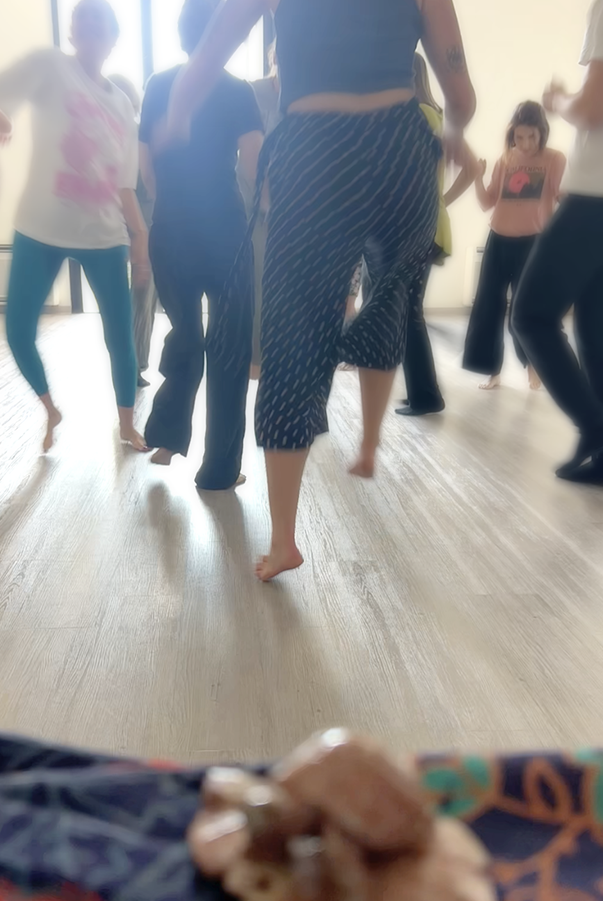Persone che praticano 5Rhythms® durante una Sunday Wave a Torino