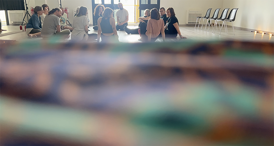 Comunità e condivisione durante una pratica di 5Rhythms® a Torino.