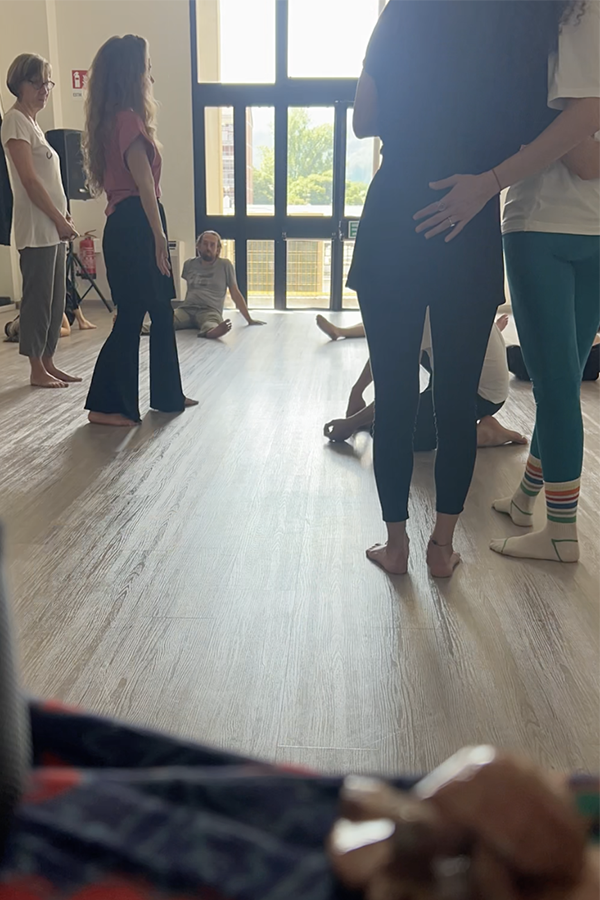 Pratica di danza e meditazione in movimento in gruppo durante Sunday Wave