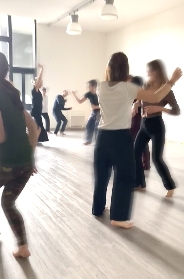 Pratica di danza e meditazione in movimento in gruppo durante Sunday Wave