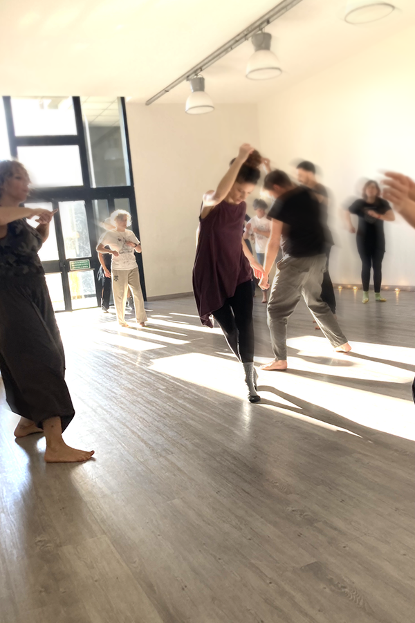 Persone che praticano 5Rhythms® durante una Sunday Wave a Torino